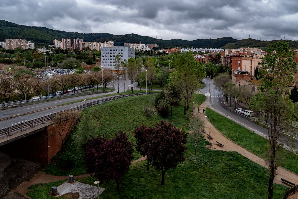 <div class='imageHoverDetail'>
             <p class='imageHoverTitle twoLineBreak'>Sortida del túnel de la Rovira al voltant de la plaça de l’Estatut amb vistes...</p>
             <p class='imageHoverAutor oneLineBreak'>Autor: Laura Guerrero</p>
             <button class='imageHoverBtn'>Mostra els detalls de la imatge <span class='sr-only'>Sortida del túnel de la Rovira al voltant de la plaça de l’Estatut amb vistes...</span></button>
             </div>