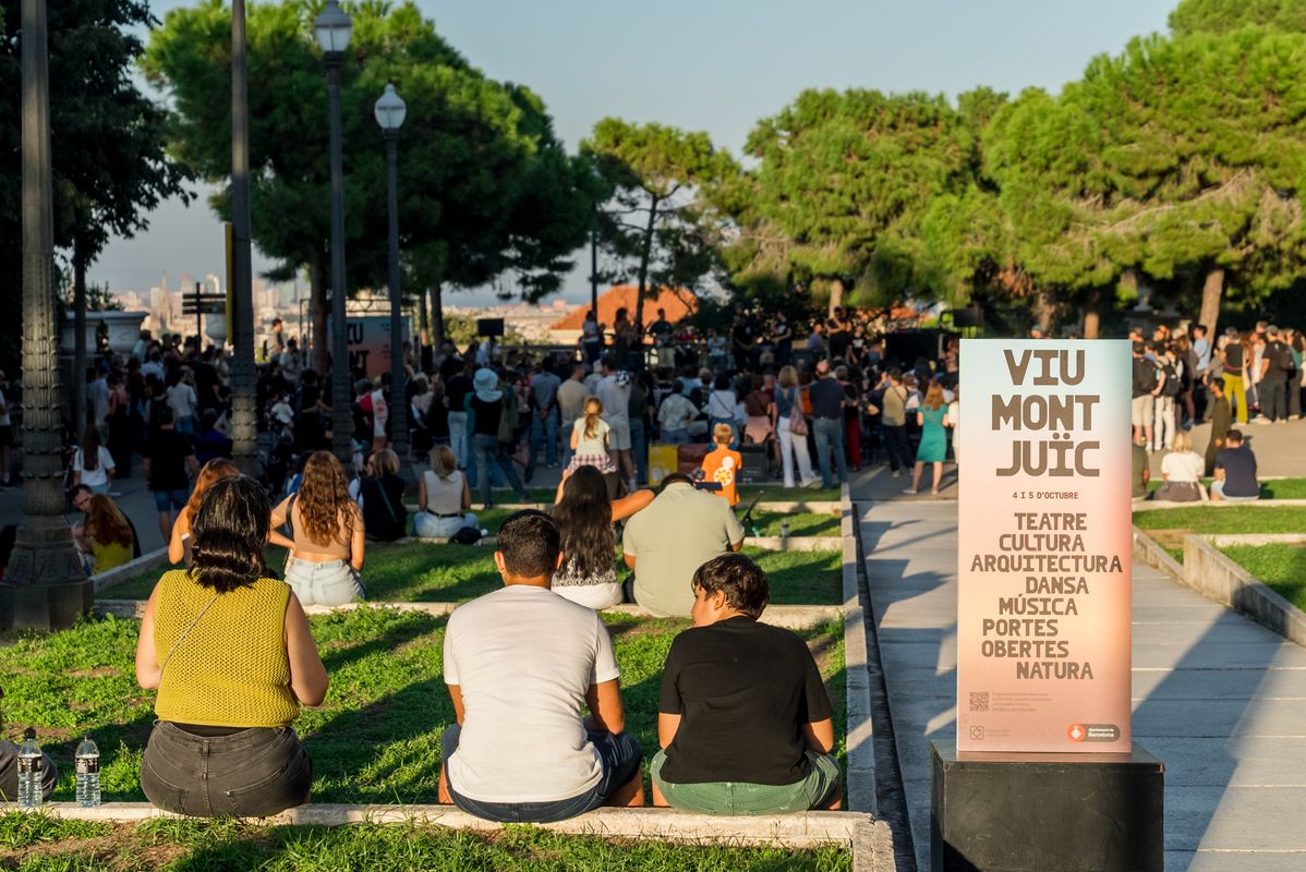 <div class='imageHoverDetail'>
             <p class='imageHoverTitle twoLineBreak'>Gent asseguda i passejant per Montjuïc el dia de Viu Montjuïc 2025</p>
             <p class='imageHoverAutor oneLineBreak'>Autor: Isaac Carbonell</p>
             <button class='imageHoverBtn'>Mostra els detalls de la imatge <span class='sr-only'>Gent asseguda i passejant per Montjuïc el dia de Viu Montjuïc 2025</span></button>
             </div>