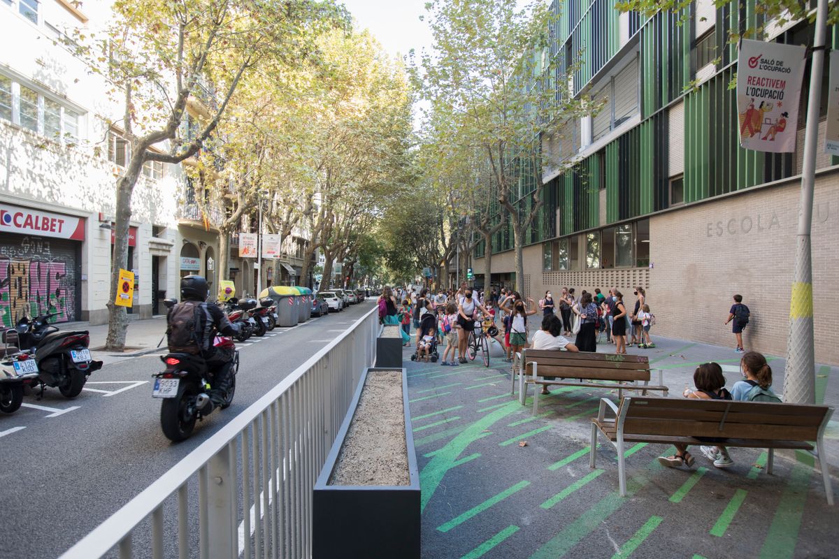 
             Vehicles circulant prop de la zona pacificada davant de l’Escola l’Univers, d...
             Autor: Òscar Giralt
             Mostra els detalls de la imatge Vehicles circulant prop de la zona pacificada davant de l’Escola l’Univers, d...
             