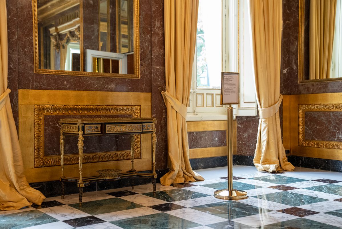 
             Saló daurat moblat amb una taula central i canelobres de cariàtides del Palau...
             Autor: Martí Petit
             Mostra els detalls de la imatge Saló daurat moblat amb una taula central i canelobres de cariàtides del Palau...
             