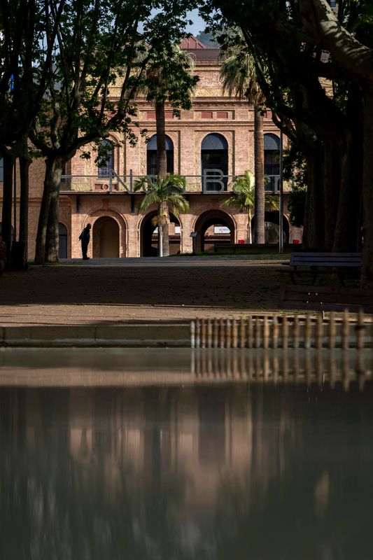 <div class='imageHoverDetail'>
             <p class='imageHoverTitle twoLineBreak'>Parc Central de Nou Barris amb la seu del Districte al fons. Districte de Nou...</p>
             <p class='imageHoverAutor oneLineBreak'>Autor: Laura Guerrero</p>
             <button class='imageHoverBtn'>Mostra els detalls de la imatge <span class='sr-only'>Parc Central de Nou Barris amb la seu del Districte al fons. Districte de Nou...</span></button>
             </div>