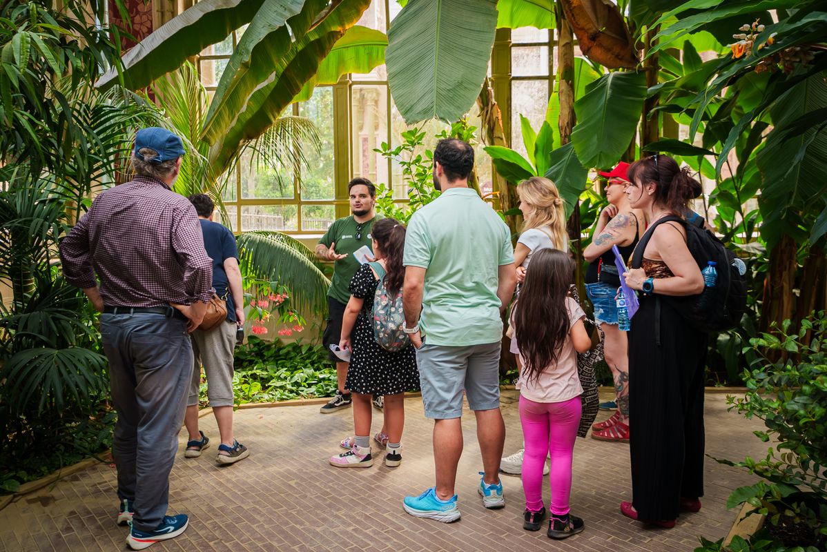 <div class='imageHoverDetail'>
             <p class='imageHoverTitle twoLineBreak'>Grup de persones fent una visita guiada a l’Hivernacle el dia de la Festa de ...</p>
             <p class='imageHoverAutor oneLineBreak'>Autor: Sortkat</p>
             <button class='imageHoverBtn'>Mostra els detalls de la imatge <span class='sr-only'>Grup de persones fent una visita guiada a l’Hivernacle el dia de la Festa de ...</span></button>
             </div>