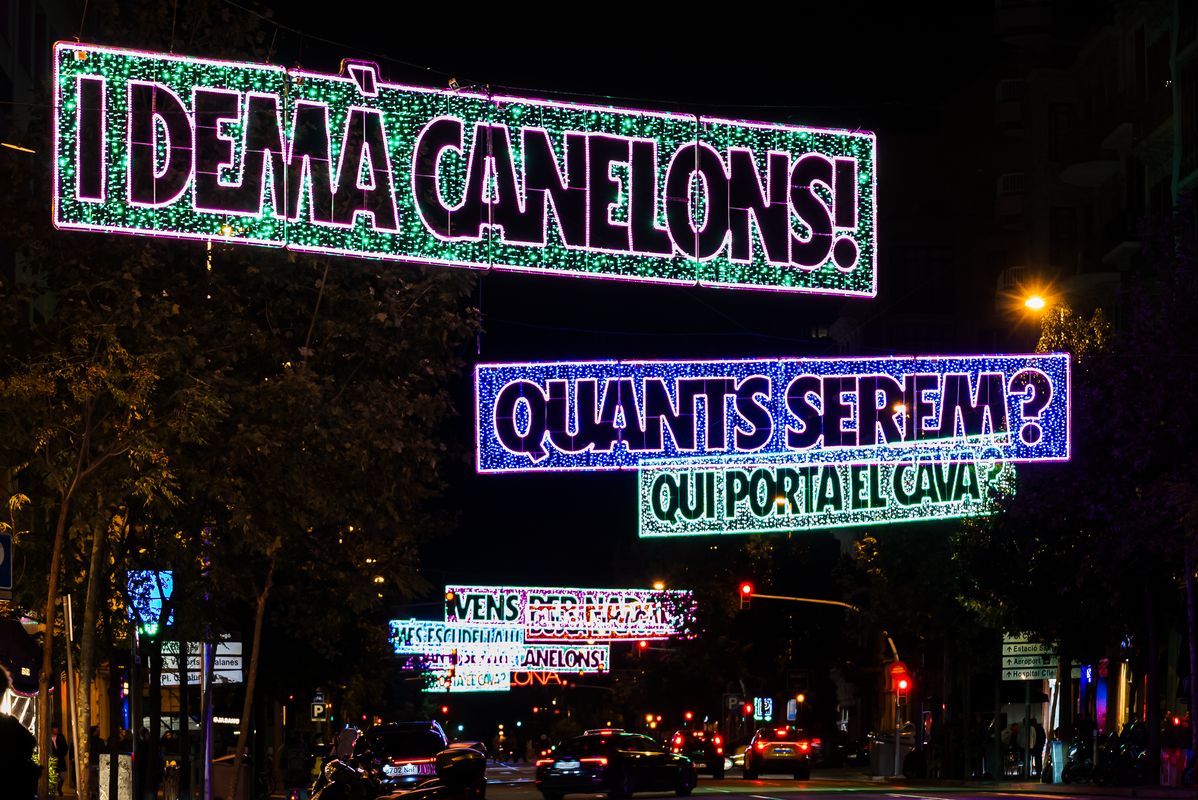 <div class='imageHoverDetail'>
             <p class='imageHoverTitle twoLineBreak'>Llums de Nadal amb frases que es diuen per Nadal, al carrer d’Aragó el dia de...</p>
             <p class='imageHoverAutor oneLineBreak'>Autor: Josbel A. Tinoco</p>
             <button class='imageHoverBtn'>Mostra els detalls de la imatge <span class='sr-only'>Llums de Nadal amb frases que es diuen per Nadal, al carrer d’Aragó el dia de...</span></button>
             </div>