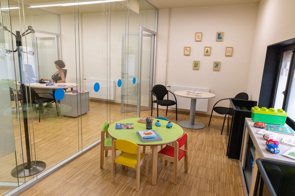 
             Sala de espera con juguetes y mesas para niños y niñas del nuevo Servicio de ...
             Autor: Edu Bayer
             Ver los detalles de la imagen Sala de espera con juguetes y mesas para niños y niñas del nuevo Servicio de ...
             