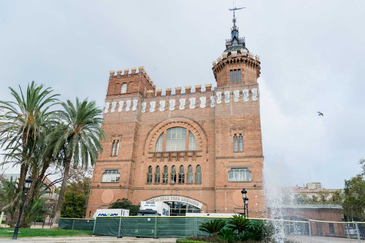 <div class='imageHoverDetail'>
             <p class='imageHoverTitle twoLineBreak'>Vista exterior de l’edifici del Museu Zoològic al parc de la Ciutadella</p>
             <p class='imageHoverAutor oneLineBreak'>Autor: Elena Pastor</p>
             <button class='imageHoverBtn'>Mostra els detalls de la imatge <span class='sr-only'>Vista exterior de l’edifici del Museu Zoològic al parc de la Ciutadella</span></button>
             </div>