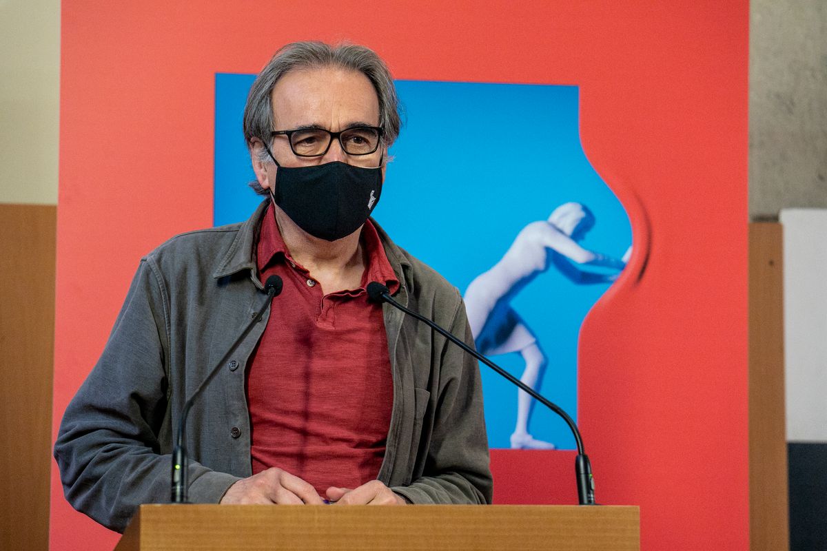 
             Parlament de Joan Subirats durant la roda de premsa en una sala de l