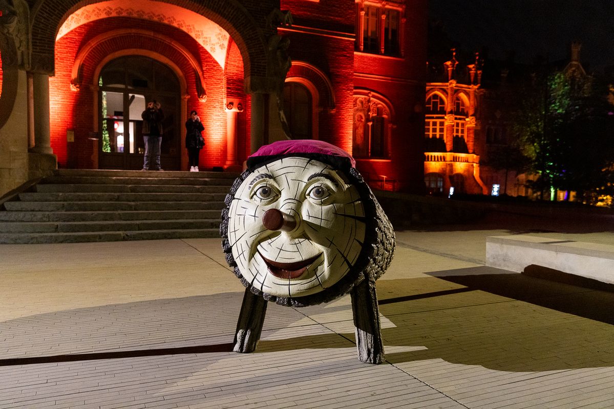
             Un tió decoratiu al recinte modernista de l