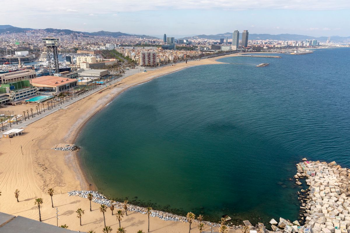 <div class='imageHoverDetail'>
             <p class='imageHoverTitle twoLineBreak'>Vistes del litoral barceloní des de l’Hotel W. Districte de Ciutat Vella.</p>
             <p class='imageHoverAutor oneLineBreak'>Autor: Edu Bayer</p>
             <button class='imageHoverBtn'>Mostra els detalls de la imatge <span class='sr-only'>Vistes del litoral barceloní des de l’Hotel W. Districte de Ciutat Vella.</span></button>
             </div>