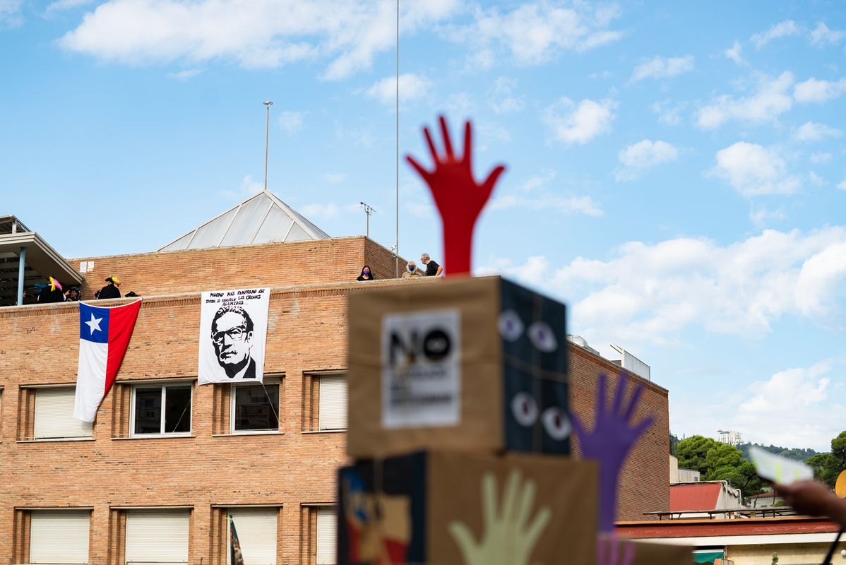 <div class='imageHoverDetail'>
             <p class='imageHoverTitle twoLineBreak'>Vista de l'edifici amb la bandera republicana i el rostre de Salvador Allende...</p>
             <p class='imageHoverAutor oneLineBreak'>Autor: Àlex Losada</p>
             <button class='imageHoverBtn'>Mostra els detalls de la imatge <span class='sr-only'>Vista de l'edifici amb la bandera republicana i el rostre de Salvador Allende...</span></button>
             </div>