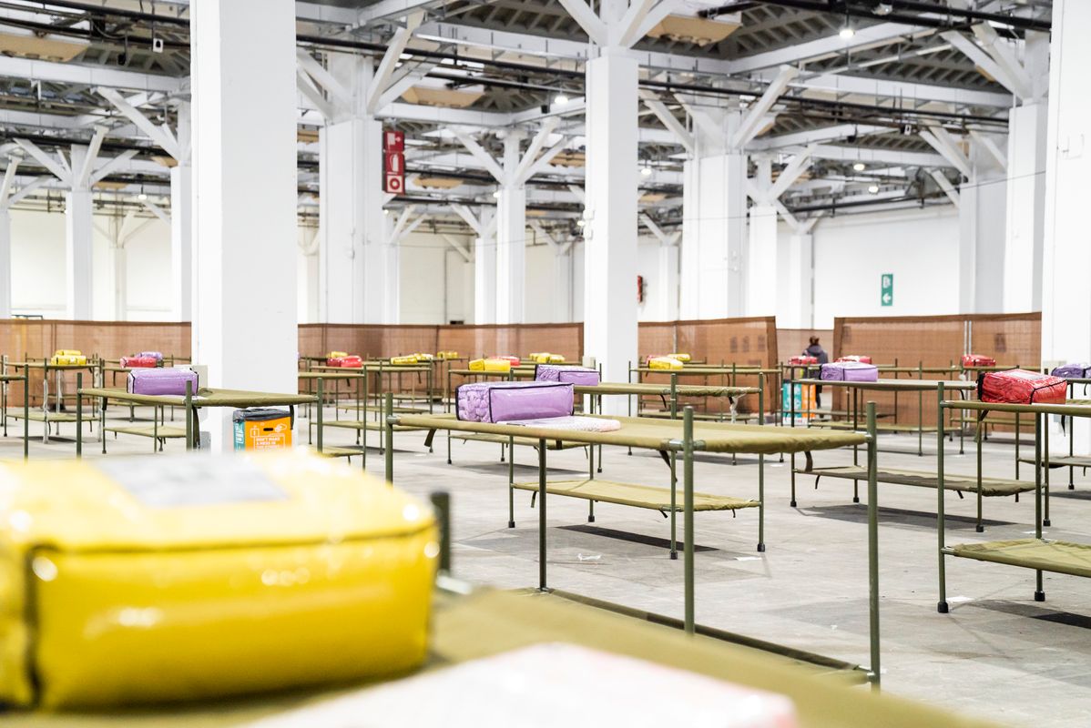 <div class='imageHoverDetail'>
             <p class='imageHoverTitle twoLineBreak'>Pavelló per a persones sense llar. Sala amb lliteres i roba de llit a sobre</p>
             <p class='imageHoverAutor oneLineBreak'>Autor: Clara Soler Chopo</p>
             <button class='imageHoverBtn'>Mostra els detalls de la imatge <span class='sr-only'>Pavelló per a persones sense llar. Sala amb lliteres i roba de llit a sobre</span></button>
             </div>