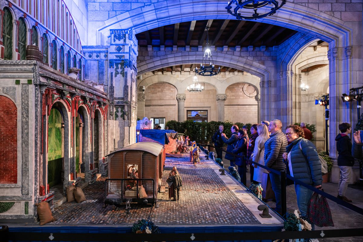 <div class='imageHoverDetail'>
             <p class='imageHoverTitle twoLineBreak'>Visitants davant el pessebre tradicional del Pati de Carruatges de l’Ajuntament</p>
             <p class='imageHoverAutor oneLineBreak'>Autor: Eduard Pedrocchi</p>
             <button class='imageHoverBtn'>Mostra els detalls de la imatge <span class='sr-only'>Visitants davant el pessebre tradicional del Pati de Carruatges de l’Ajuntament</span></button>
             </div>