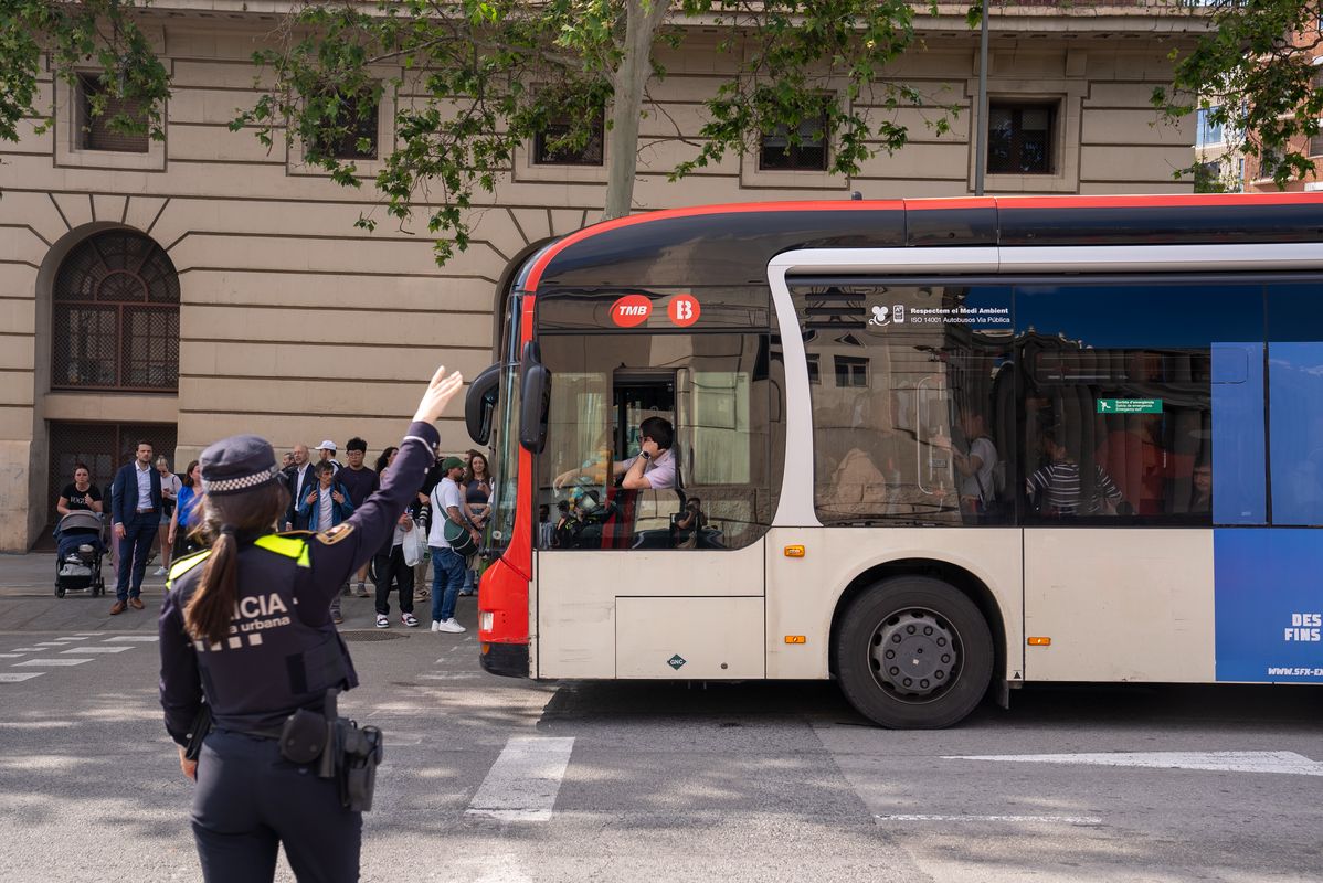 <div class='imageHoverDetail'>
             <p class='imageHoverTitle twoLineBreak'>Una agent de la Guàrdia Urbana dirigeix el trànsit on hi ha un bus el dia de ...</p>
             <p class='imageHoverAutor oneLineBreak'>Autor: Júlia Arnau</p>
             <button class='imageHoverBtn'>Mostra els detalls de la imatge <span class='sr-only'>Una agent de la Guàrdia Urbana dirigeix el trànsit on hi ha un bus el dia de ...</span></button>
             </div>