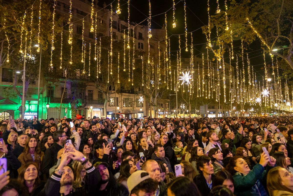 
             Multitud sota els llums de Nadal del passeig de Gràcia
             Autor: Júlia Arnau
             Mostra els detalls de la imatge Multitud sota els llums de Nadal del passeig de Gràcia
             