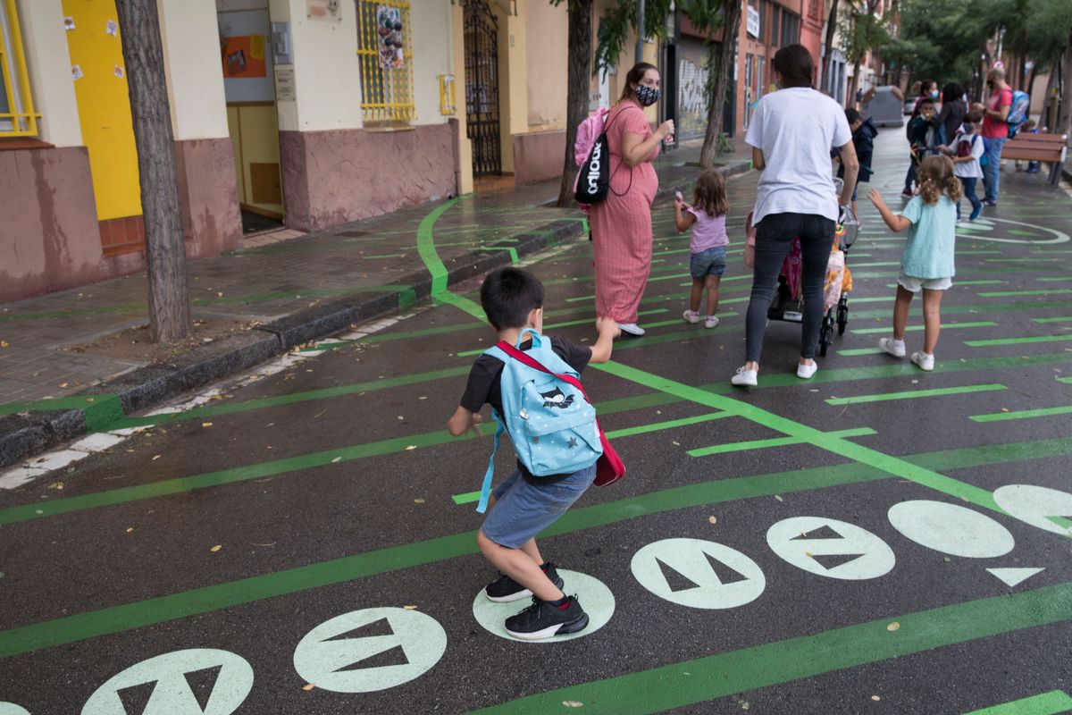 <div class='imageHoverDetail'>
             <p class='imageHoverTitle twoLineBreak'>Un nen juga a la zona pacificada davant l’Escola Doctor Ferran i Clua, al car...</p>
             <p class='imageHoverAutor oneLineBreak'>Autor: Òscar Giralt</p>
             <button class='imageHoverBtn'>Mostra els detalls de la imatge <span class='sr-only'>Un nen juga a la zona pacificada davant l’Escola Doctor Ferran i Clua, al car...</span></button>
             </div>