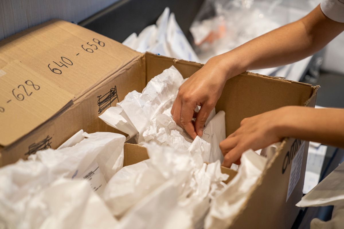 <div class='imageHoverDetail'>
             <p class='imageHoverTitle twoLineBreak'>Hotel Catalonia Plaza. Personal sanitari desempaqueta material amb els número...</p>
             <p class='imageHoverAutor oneLineBreak'>Autor: Isaac Planella</p>
             <button class='imageHoverBtn'>Mostra els detalls de la imatge <span class='sr-only'>Hotel Catalonia Plaza. Personal sanitari desempaqueta material amb els número...</span></button>
             </div>