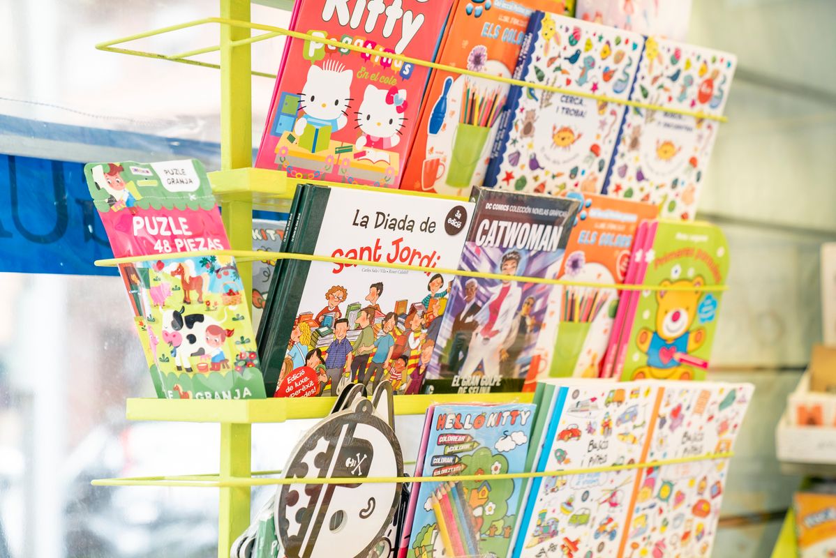 <div class='imageHoverDetail'>
             <p class='imageHoverTitle twoLineBreak'>Exposició de llibres infantils als quioscos de Diverscoop amb motiu de Sant J...</p>
             <p class='imageHoverAutor oneLineBreak'>Autor: Clara Soler Chopo</p>
             <button class='imageHoverBtn'>Mostra els detalls de la imatge <span class='sr-only'>Exposició de llibres infantils als quioscos de Diverscoop amb motiu de Sant J...</span></button>
             </div>