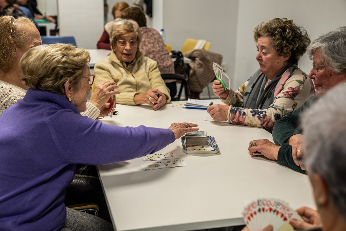 
             Un grup de dones jugant a cartes a l’Espai de Gent Gran Montserrat Olivella.
             Autor: Paula Jaume
             Mostra els detalls de la imatge Un grup de dones jugant a cartes a l’Espai de Gent Gran Montserrat Olivella.
             