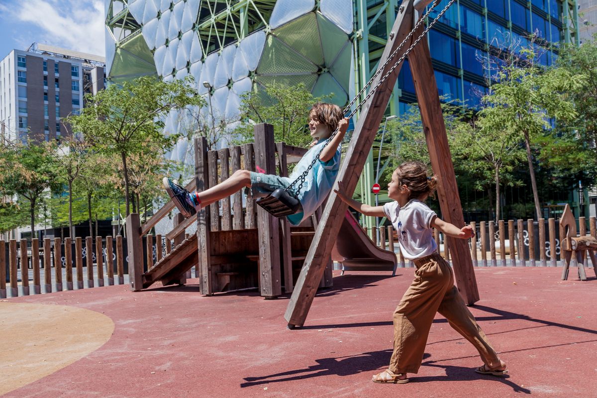 <div class='imageHoverDetail'>
             <p class='imageHoverTitle twoLineBreak'>Una nena gronxa el seu germà a la zona de joc infantil del carrer de Sancho d...</p>
             <p class='imageHoverAutor oneLineBreak'>Autor: Curro Palacios</p>
             <button class='imageHoverBtn'>Mostra els detalls de la imatge <span class='sr-only'>Una nena gronxa el seu germà a la zona de joc infantil del carrer de Sancho d...</span></button>
             </div>