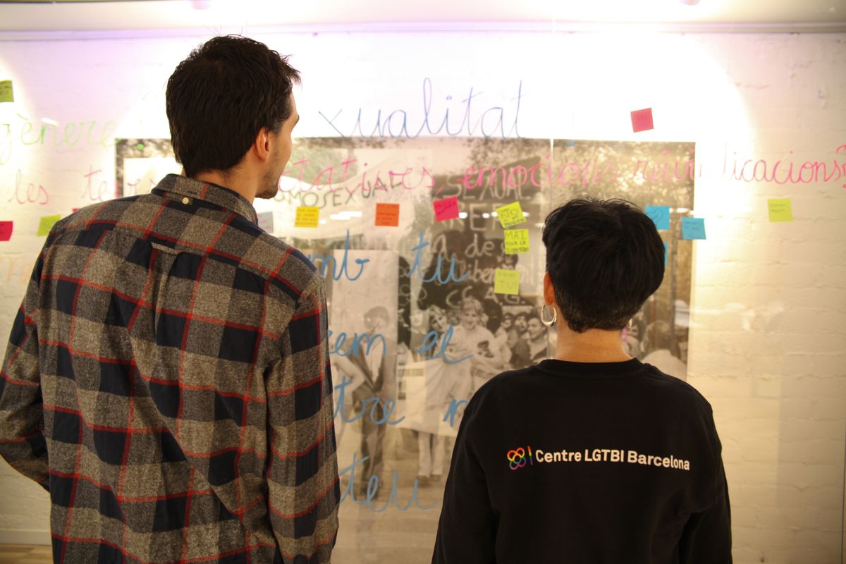 <div class='imageHoverDetail'>
             <p class='imageHoverTitle twoLineBreak'>Visitants durant l'exposició al Centre LGTBI de Barcelona</p>
             <p class='imageHoverAutor oneLineBreak'>Autor: Laura Carrau</p>
             <button class='imageHoverBtn'>Mostra els detalls de la imatge <span class='sr-only'>Visitants durant l'exposició al Centre LGTBI de Barcelona</span></button>
             </div>