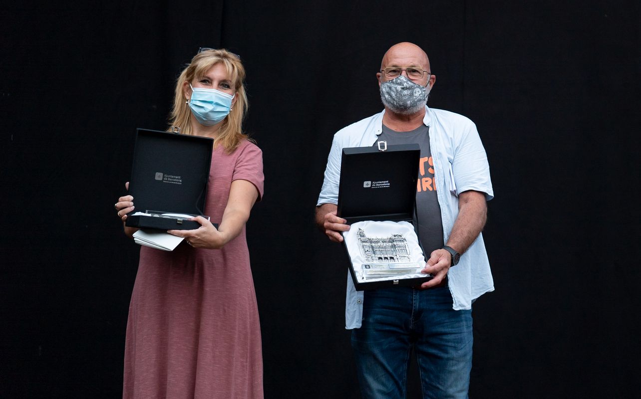 <div class='imageHoverDetail'>
             <p class='imageHoverTitle twoLineBreak'>Els pregoners de la Festa Major de Sants, Marta Sorribes i Joan Galimany, mos...</p>
             <p class='imageHoverAutor oneLineBreak'>Autor: Àlex Losada</p>
             <button class='imageHoverBtn'>Mostra els detalls de la imatge <span class='sr-only'>Els pregoners de la Festa Major de Sants, Marta Sorribes i Joan Galimany, mos...</span></button>
             </div>