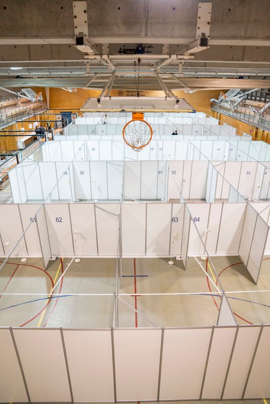 <div class='imageHoverDetail'>
             <p class='imageHoverTitle twoLineBreak'>Vista general de l’emplafonat sobre la pista del CEM Claror Barceloneta</p>
             <p class='imageHoverAutor oneLineBreak'>Autor: Clara Soler Chopo</p>
             <button class='imageHoverBtn'>Mostra els detalls de la imatge <span class='sr-only'>Vista general de l’emplafonat sobre la pista del CEM Claror Barceloneta</span></button>
             </div>