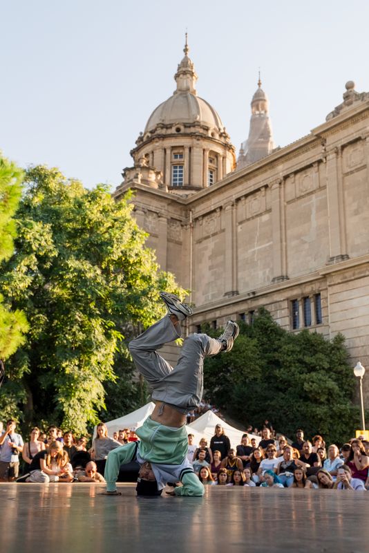 <div class='imageHoverDetail'>
             <p class='imageHoverTitle twoLineBreak'>Gent que mira una actuació de ball de l’acte Viu Montjuïc 2025</p>
             <p class='imageHoverAutor oneLineBreak'>Autor: Isaac Carbonell</p>
             <button class='imageHoverBtn'>Mostra els detalls de la imatge <span class='sr-only'>Gent que mira una actuació de ball de l’acte Viu Montjuïc 2025</span></button>
             </div>