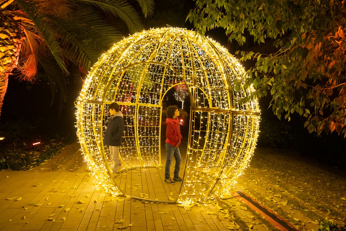 
             Dos infants dins una esfera il·luminada que forma part de l
