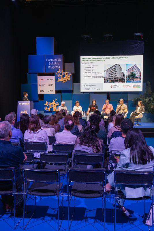 <div class='imageHoverDetail'>
             <p class='imageHoverTitle twoLineBreak'>Xerrada del Sustainable Building Congress de Construmat del Cateb i de l’Ofic...</p>
             <p class='imageHoverAutor oneLineBreak'>Autor: Albert Mitjavila</p>
             <button class='imageHoverBtn'>Mostra els detalls de la imatge <span class='sr-only'>Xerrada del Sustainable Building Congress de Construmat del Cateb i de l’Ofic...</span></button>
             </div>