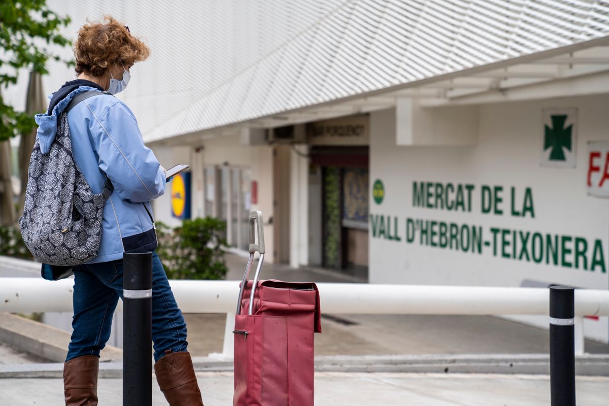 <div class='imageHoverDetail'>
             <p class='imageHoverTitle twoLineBreak'>Detall de la cua de gent als voltants del Mercat de la Vall d’Hebron esperant...</p>
             <p class='imageHoverAutor oneLineBreak'>Autor: Isaac Planella</p>
             <button class='imageHoverBtn'>Mostra els detalls de la imatge <span class='sr-only'>Detall de la cua de gent als voltants del Mercat de la Vall d’Hebron esperant...</span></button>
             </div>