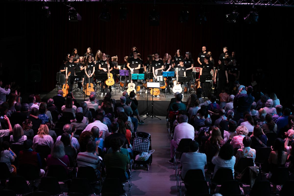 <div class='imageHoverDetail'>
             <p class='imageHoverTitle twoLineBreak'>Final de l’actuació de l’Escola Municipal de Música de Can Fargues a l’últim ...</p>
             <p class='imageHoverAutor oneLineBreak'>Autor: Joel Codina</p>
             <button class='imageHoverBtn'>Mostra els detalls de la imatge <span class='sr-only'>Final de l’actuació de l’Escola Municipal de Música de Can Fargues a l’últim ...</span></button>
             </div>