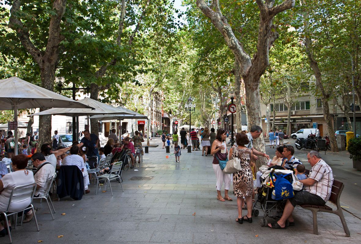 <div class='imageHoverDetail'>
             <p class='imageHoverTitle twoLineBreak'>Rambla del Poblenou. Terrasses i gent passejant</p>
             <p class='imageHoverAutor oneLineBreak'>Autor: Pepe Navarro</p>
             <button class='imageHoverBtn'>Mostra els detalls de la imatge <span class='sr-only'>Rambla del Poblenou. Terrasses i gent passejant</span></button>
             </div>