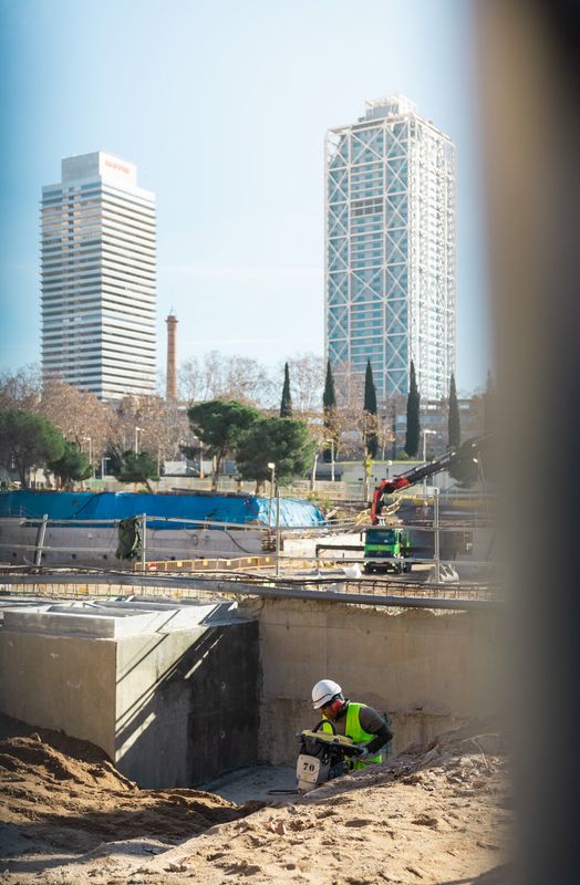 <div class='imageHoverDetail'>
             <p class='imageHoverTitle twoLineBreak'>Obrer perforant a les obres en construcció del nou complex de recerca i innov...</p>
             <p class='imageHoverAutor oneLineBreak'>Autor: Lucas Amillano</p>
             <button class='imageHoverBtn'>Mostra els detalls de la imatge <span class='sr-only'>Obrer perforant a les obres en construcció del nou complex de recerca i innov...</span></button>
             </div>