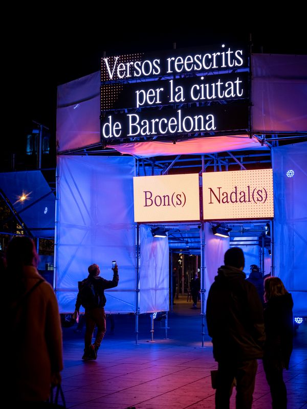 <div class='imageHoverDetail'>
             <p class='imageHoverTitle twoLineBreak'>Unes persones miren i fotografien la instal·lació interactiva Bon(s) Nadal(s)...</p>
             <p class='imageHoverAutor oneLineBreak'>Autor: Xavi Miralles</p>
             <button class='imageHoverBtn'>Mostra els detalls de la imatge <span class='sr-only'>Unes persones miren i fotografien la instal·lació interactiva Bon(s) Nadal(s)...</span></button>
             </div>