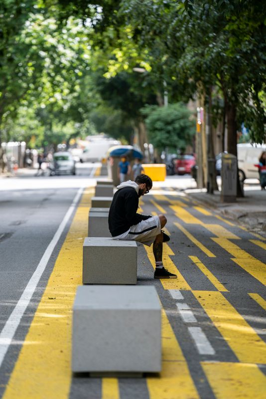 <div class='imageHoverDetail'>
             <p class='imageHoverTitle twoLineBreak'>Un jove amb mascareta consulta el mòbil assegut en un dels bancs col·locats a...</p>
             <p class='imageHoverAutor oneLineBreak'>Autor: Mònica Moreno</p>
             <button class='imageHoverBtn'>Mostra els detalls de la imatge <span class='sr-only'>Un jove amb mascareta consulta el mòbil assegut en un dels bancs col·locats a...</span></button>
             </div>