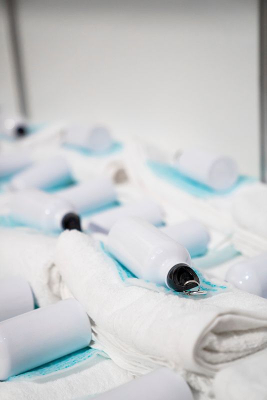 <div class='imageHoverDetail'>
             <p class='imageHoverTitle twoLineBreak'>Part del material que s’ha de lliurar a les persones sense llar que arribin a...</p>
             <p class='imageHoverAutor oneLineBreak'>Autor: Clara Soler Chopo</p>
             <button class='imageHoverBtn'>Mostra els detalls de la imatge <span class='sr-only'>Part del material que s’ha de lliurar a les persones sense llar que arribin a...</span></button>
             </div>