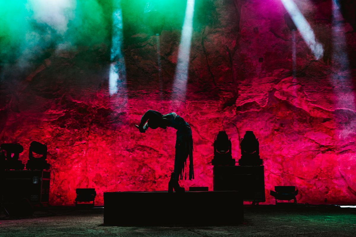 <div class='imageHoverDetail'>
             <p class='imageHoverTitle twoLineBreak'>Moment del concert Pongo presenta Sakidila al Teatre Grec amb motiu de la Mer...</p>
             <p class='imageHoverAutor oneLineBreak'>Autor: Andrea Silván</p>
             <button class='imageHoverBtn'>Mostra els detalls de la imatge <span class='sr-only'>Moment del concert Pongo presenta Sakidila al Teatre Grec amb motiu de la Mer...</span></button>
             </div>