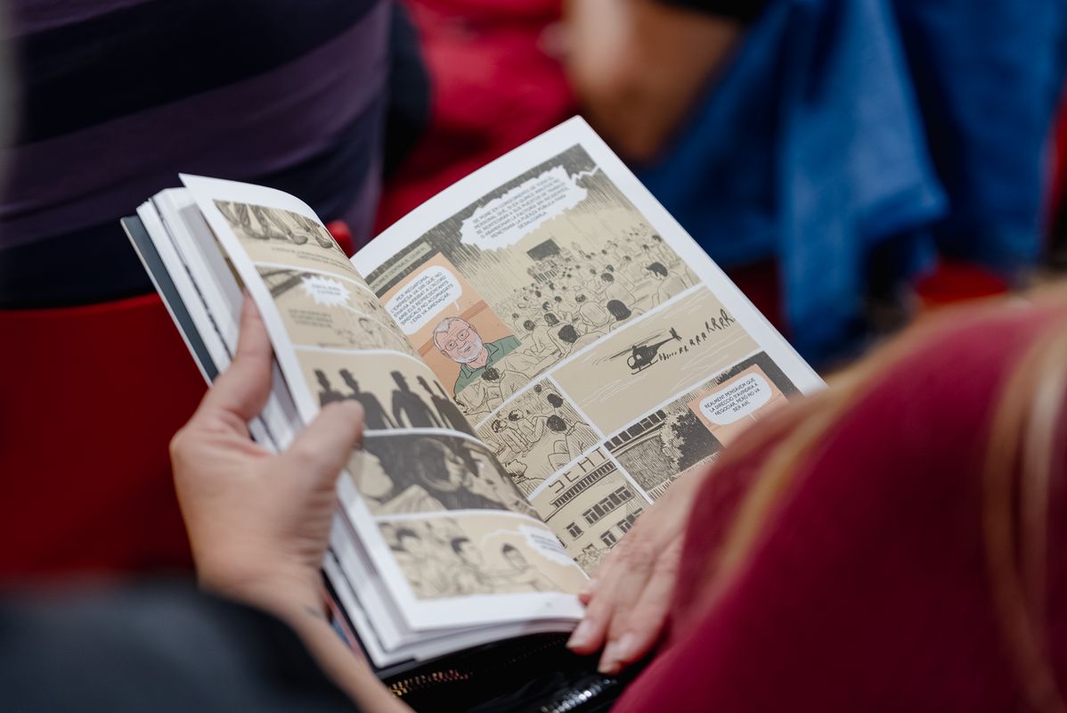 <div class='imageHoverDetail'>
             <p class='imageHoverTitle twoLineBreak'>Una persona mirant el còmic 'La SEAT: motor de llibertat' el dia de la seva p...</p>
             <p class='imageHoverAutor oneLineBreak'>Autor: Cristina Salarich</p>
             <button class='imageHoverBtn'>Mostra els detalls de la imatge <span class='sr-only'>Una persona mirant el còmic 'La SEAT: motor de llibertat' el dia de la seva p...</span></button>
             </div>