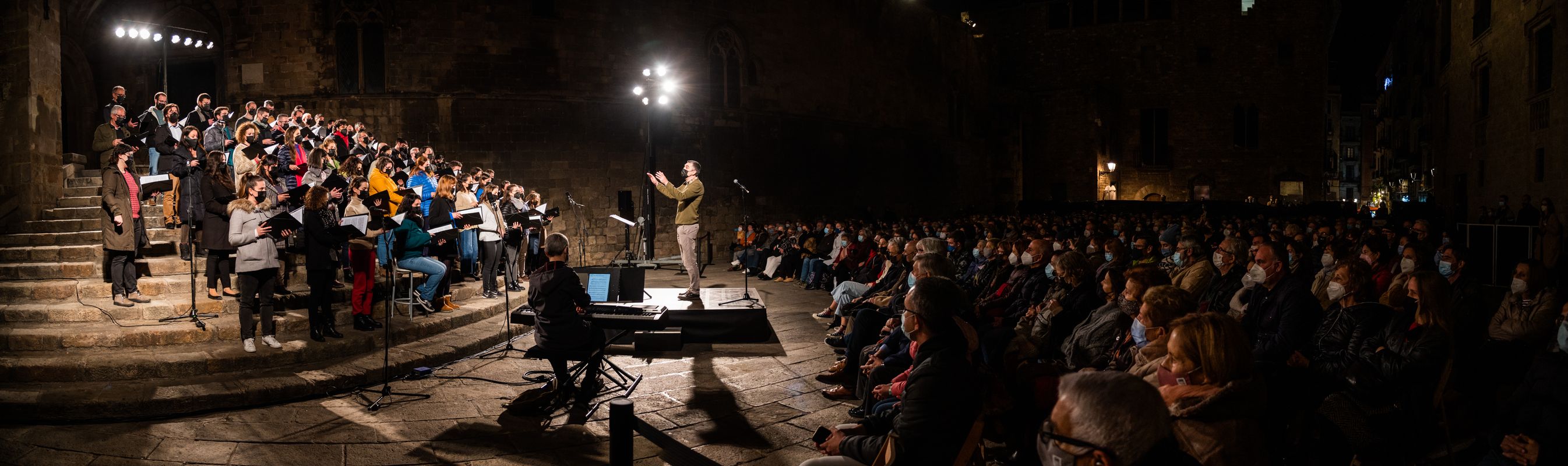 <div class='imageHoverDetail'>
             <p class='imageHoverTitle twoLineBreak'>Foto panoràmica amb els cantaires de l’Orfeó Català dirigits per Pablo Larraz...</p>
             <p class='imageHoverAutor oneLineBreak'>Autor: Pep Herrero</p>
             <button class='imageHoverBtn'>Mostra els detalls de la imatge <span class='sr-only'>Foto panoràmica amb els cantaires de l’Orfeó Català dirigits per Pablo Larraz...</span></button>
             </div>