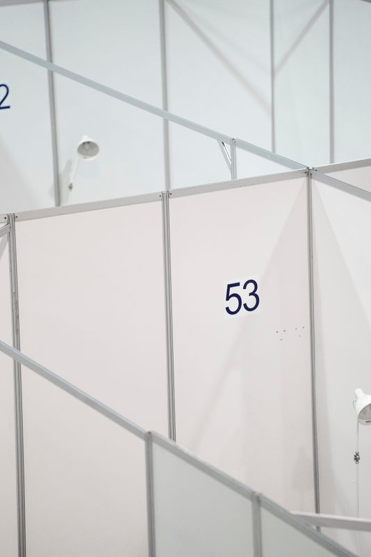 <div class='imageHoverDetail'>
             <p class='imageHoverTitle twoLineBreak'>Emplafonat per a box a la pista del CEM Claror Barceloneta</p>
             <p class='imageHoverAutor oneLineBreak'>Autor: Clara Soler Chopo</p>
             <button class='imageHoverBtn'>Mostra els detalls de la imatge <span class='sr-only'>Emplafonat per a box a la pista del CEM Claror Barceloneta</span></button>
             </div>