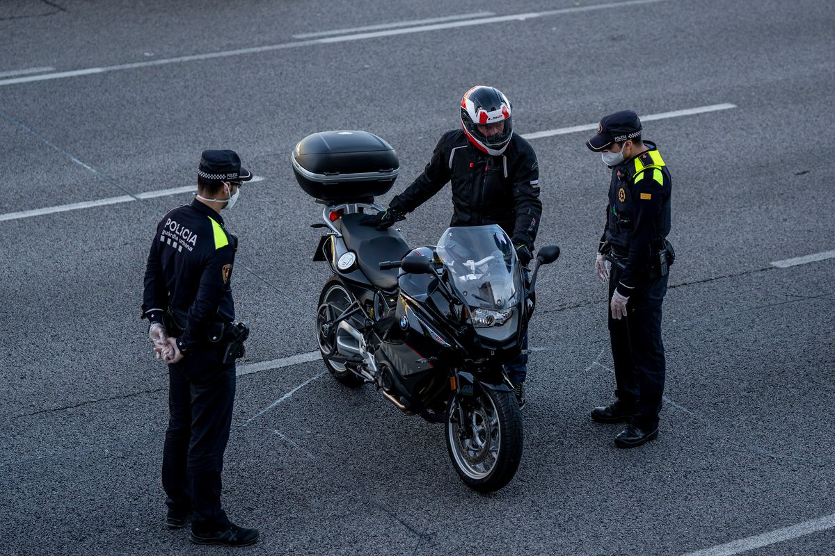 <div class='imageHoverDetail'>
             <p class='imageHoverTitle twoLineBreak'>Avinguda Meridiana on un dispositiu de control de la Guàrdia Urbana atura un ...</p>
             <p class='imageHoverAutor oneLineBreak'>Autor: Laura Guerrero</p>
             <button class='imageHoverBtn'>Mostra els detalls de la imatge <span class='sr-only'>Avinguda Meridiana on un dispositiu de control de la Guàrdia Urbana atura un ...</span></button>
             </div>