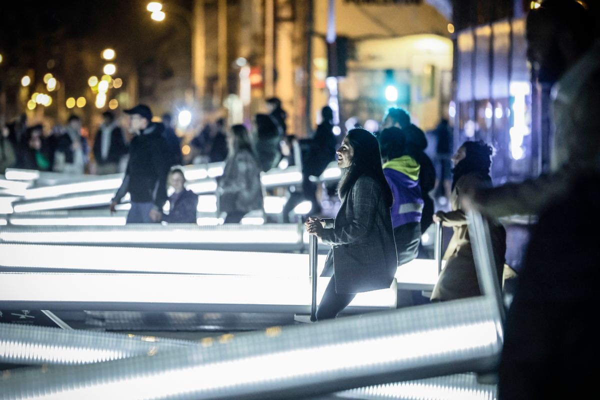 <div class='imageHoverDetail'>
             <p class='imageHoverTitle twoLineBreak'>Diversos vianants gronxant-se a la instal·lació artística 'Impulse', de CS De...</p>
             <p class='imageHoverAutor oneLineBreak'>Autor: Cesc Maymó</p>
             <button class='imageHoverBtn'>Mostra els detalls de la imatge <span class='sr-only'>Diversos vianants gronxant-se a la instal·lació artística 'Impulse', de CS De...</span></button>
             </div>