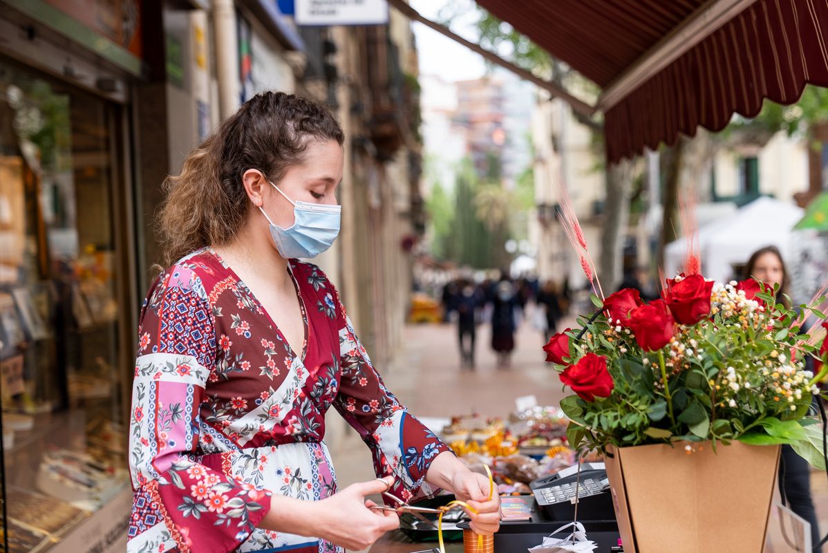 
             Una botiguera prepara el gènere de la seva parada de Sant Jordi
             Autor: Martí Petit
             Mostra els detalls de la imatge Una botiguera prepara el gènere de la seva parada de Sant Jordi
             