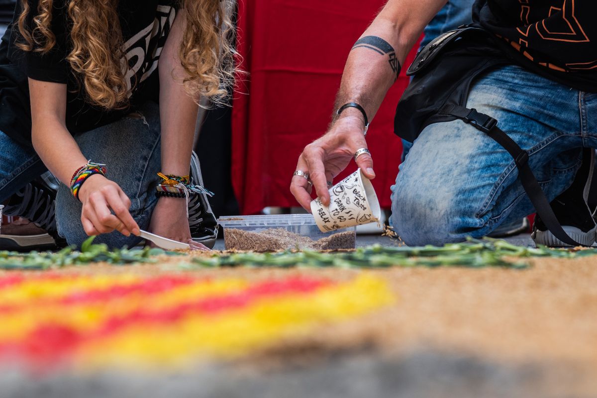 
             Membres de la Comissió de Festes del carrer de la Llibertat elaboren la catif...
             Autor: Eduard Pedrocchi
             Mostra els detalls de la imatge Membres de la Comissió de Festes del carrer de la Llibertat elaboren la catif...
             