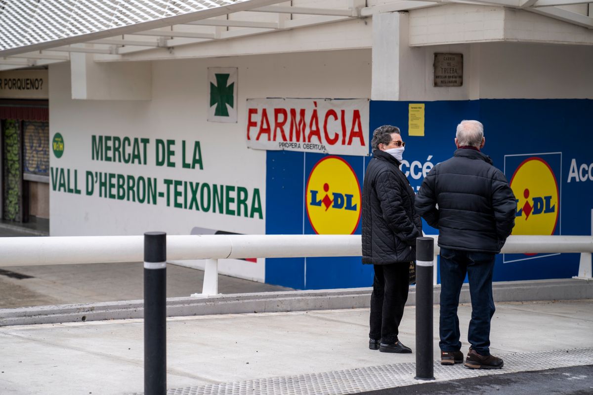 <div class='imageHoverDetail'>
             <p class='imageHoverTitle twoLineBreak'>Detall de la cua de gent als voltants del Mercat de la Vall d’Hebron esperant...</p>
             <p class='imageHoverAutor oneLineBreak'>Autor: Isaac Planella</p>
             <button class='imageHoverBtn'>Mostra els detalls de la imatge <span class='sr-only'>Detall de la cua de gent als voltants del Mercat de la Vall d’Hebron esperant...</span></button>
             </div>