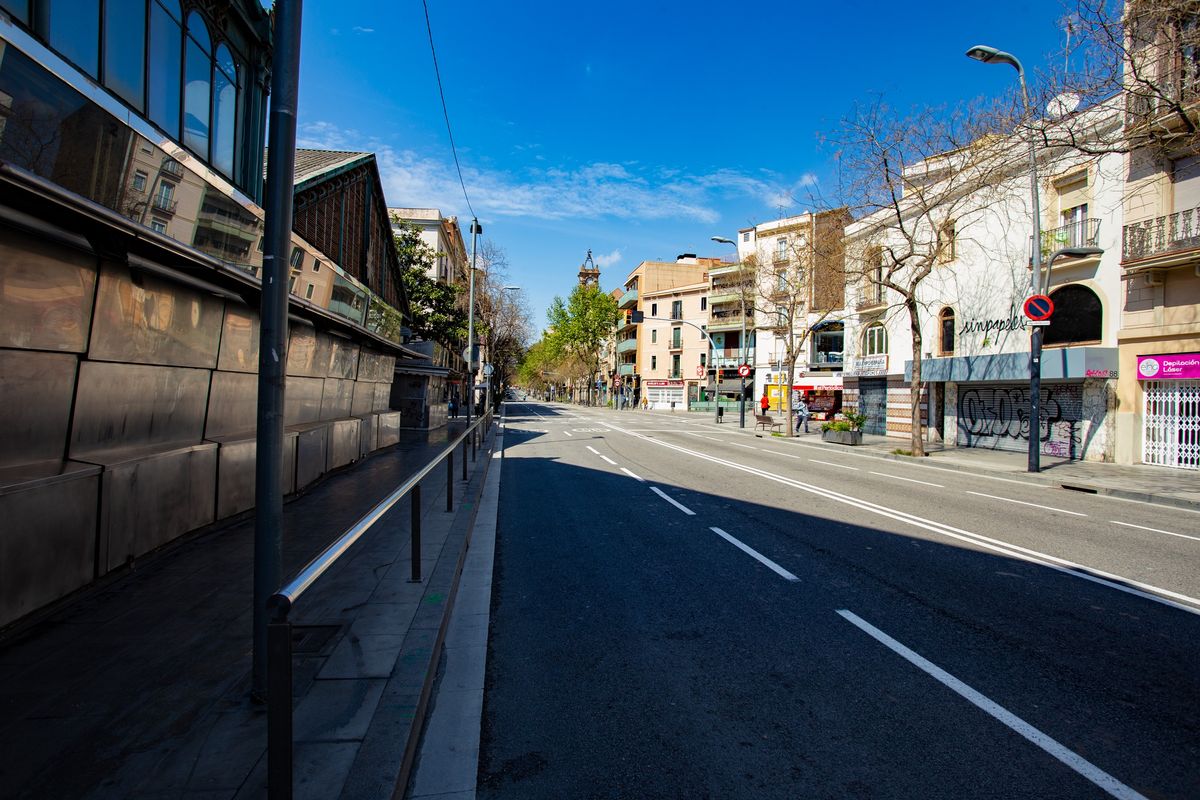 <div class='imageHoverDetail'>
             <p class='imageHoverTitle twoLineBreak'>Mercat d’Hostafrancs amb les parades exteriors tancades. Districte de Sants-M...</p>
             <p class='imageHoverAutor oneLineBreak'>Autor: Marc Lozano</p>
             <button class='imageHoverBtn'>Mostra els detalls de la imatge <span class='sr-only'>Mercat d’Hostafrancs amb les parades exteriors tancades. Districte de Sants-M...</span></button>
             </div>