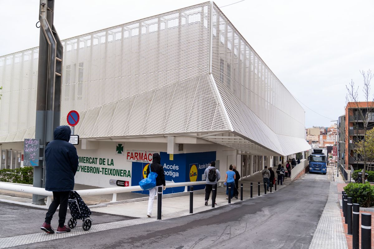 <div class='imageHoverDetail'>
             <p class='imageHoverTitle twoLineBreak'>Cua de gent als voltants del Mercat de la Vall d’Hebron on hi ha també un hip...</p>
             <p class='imageHoverAutor oneLineBreak'>Autor: Isaac Planella</p>
             <button class='imageHoverBtn'>Mostra els detalls de la imatge <span class='sr-only'>Cua de gent als voltants del Mercat de la Vall d’Hebron on hi ha també un hip...</span></button>
             </div>