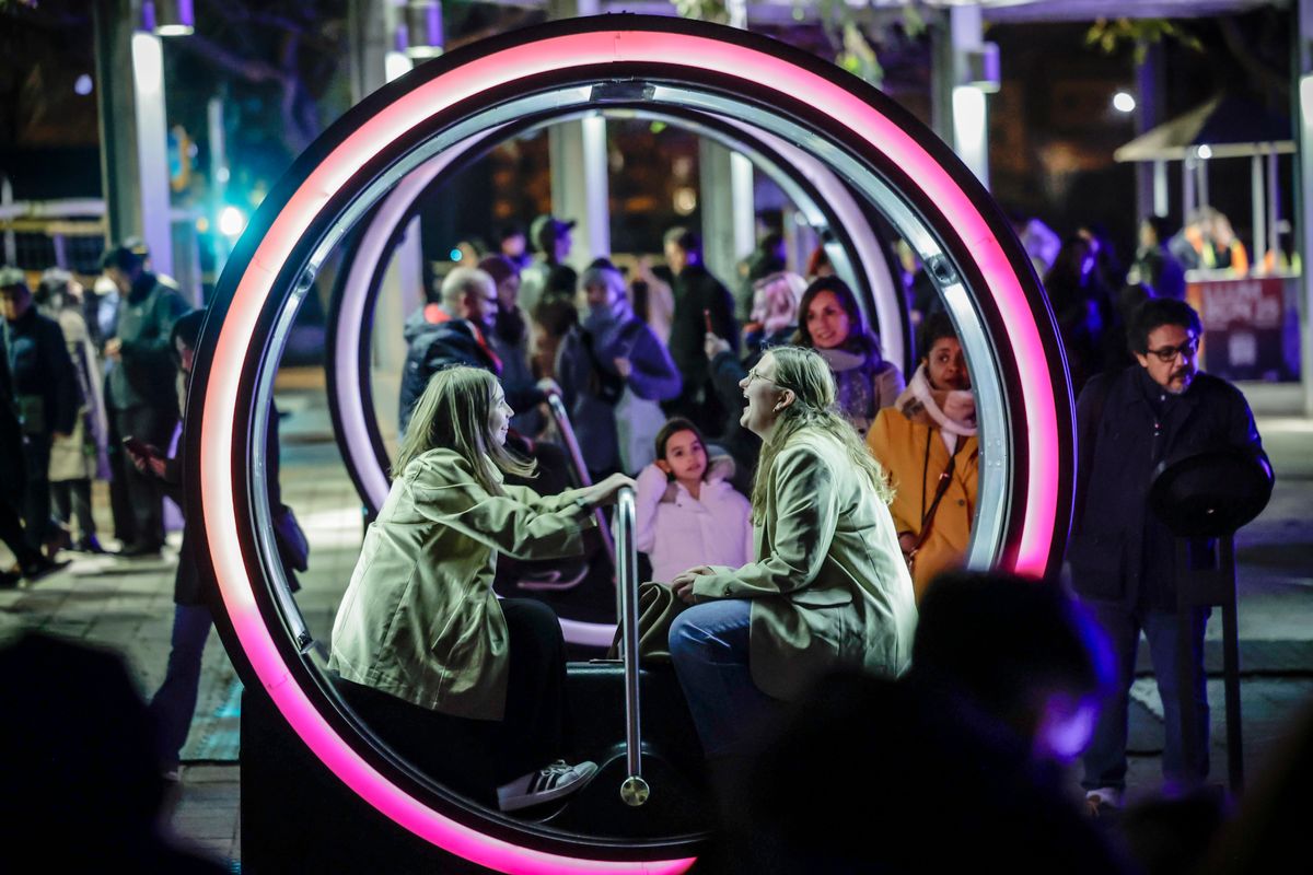 <div class='imageHoverDetail'>
             <p class='imageHoverTitle twoLineBreak'>Una parella de vianants gaudint de la instal·lació artística 'Loop', d'Olivie...</p>
             <p class='imageHoverAutor oneLineBreak'>Autor: Cesc Maymó</p>
             <button class='imageHoverBtn'>Mostra els detalls de la imatge <span class='sr-only'>Una parella de vianants gaudint de la instal·lació artística 'Loop', d'Olivie...</span></button>
             </div>