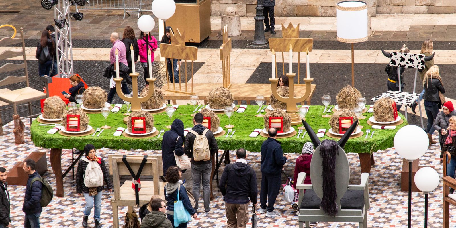 <div class='imageHoverDetail'>
             <p class='imageHoverTitle twoLineBreak'>Vista de conjunt del Pessebre</p>
             <p class='imageHoverAutor oneLineBreak'>Autor: Marc Lozano</p>
             <button class='imageHoverBtn'>Mostra els detalls de la imatge <span class='sr-only'>Vista de conjunt del Pessebre</span></button>
             </div>