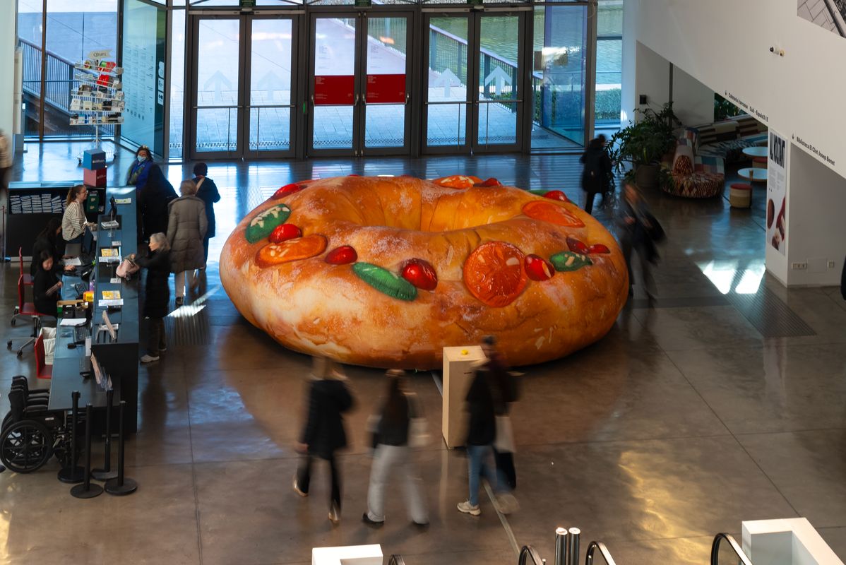 <div class='imageHoverDetail'>
             <p class='imageHoverTitle twoLineBreak'>Instalación lumínica de seis metros de diámetro inspirada en la tradición del...</p>
             <p class='imageHoverAutor oneLineBreak'>Autor: Isaac Carbonell</p>
             <button class='imageHoverBtn'>Ver los detalles de la imagen <span class='sr-only'>Instalación lumínica de seis metros de diámetro inspirada en la tradición del...</span></button>
             </div>