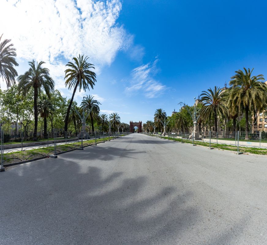 <div class='imageHoverDetail'>
             <p class='imageHoverTitle twoLineBreak'>Passeig de Lluís Companys amb l’Arc de Triomf al final. Districte de Ciutat V...</p>
             <p class='imageHoverAutor oneLineBreak'>Autor: Marc Lozano</p>
             <button class='imageHoverBtn'>Mostra els detalls de la imatge <span class='sr-only'>Passeig de Lluís Companys amb l’Arc de Triomf al final. Districte de Ciutat V...</span></button>
             </div>